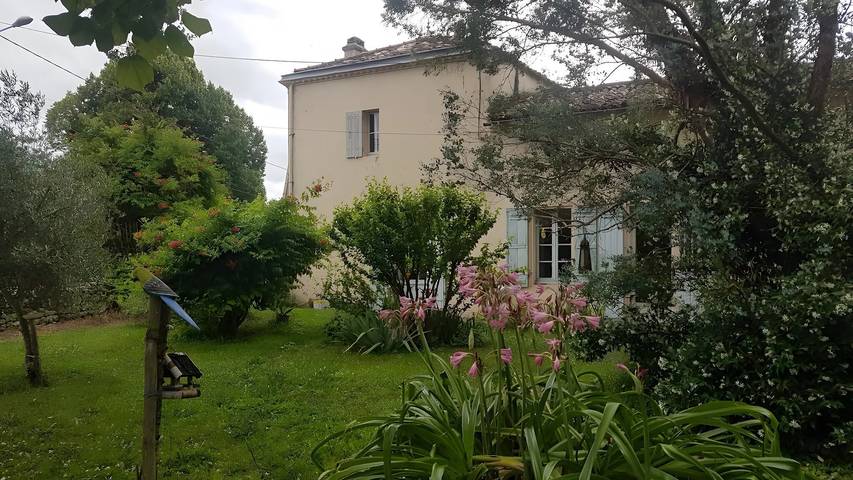 Chambre d’hôtes De La Vaine avec terrasse privée, jardin privé et Wi-Fi in Cartelègue, Région de Blaye