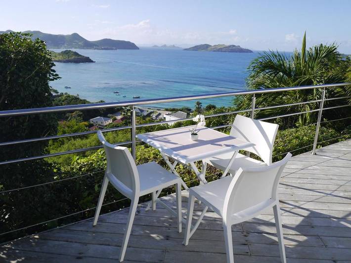 Appartement de vacances pour 2 personnes, avec piscine et vue sur le lac ainsi que jardin et vue