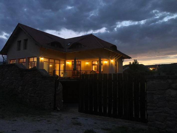 Ferienhaus für 10 Personen, mit Balkon und Whirlpool sowie Terrasse und Garten