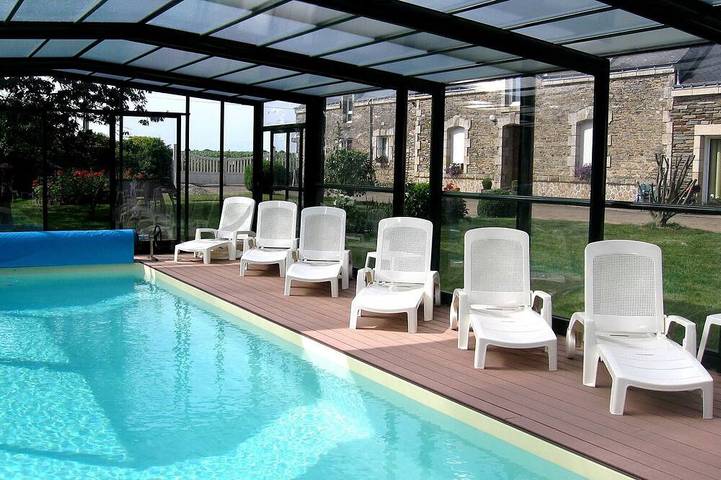 Gîte pour 6 personnes, avec piscine ainsi que jardin et terrasse à Pluméliau