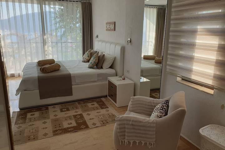 Luxusvilla, mit privatem Pool, schönen Gärten zusammen mit atemberaubendem Meer und m in Kaş, Provinz Antalya