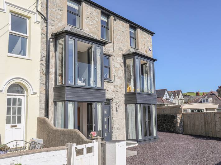 Holiday home for 12 people, with pets in Criccieth