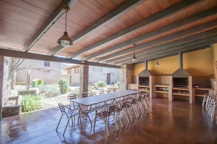 Casa rural para 24 personas, con Balcón además de Jardín y Piscina para niños en Casillas - 4