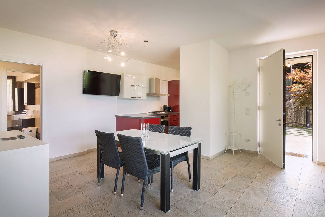 Entire apartment, Villa Loncrino: Spacious Ground Floor with Patio, Garden and Pool in Torri del Benaco, Garda Mountains