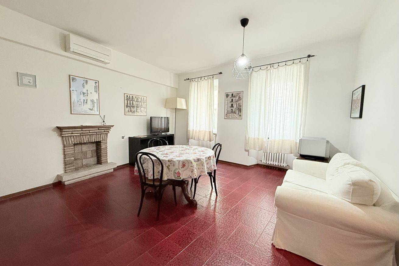 Entire apartment, S239 - Sirolo, three-room apartment in the square with air conditioning in Sirolo, Riviera del Conero