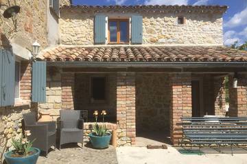 Gîte pour 4 personnes, avec terrasse ainsi que jacuzzi et jardin à Bagard