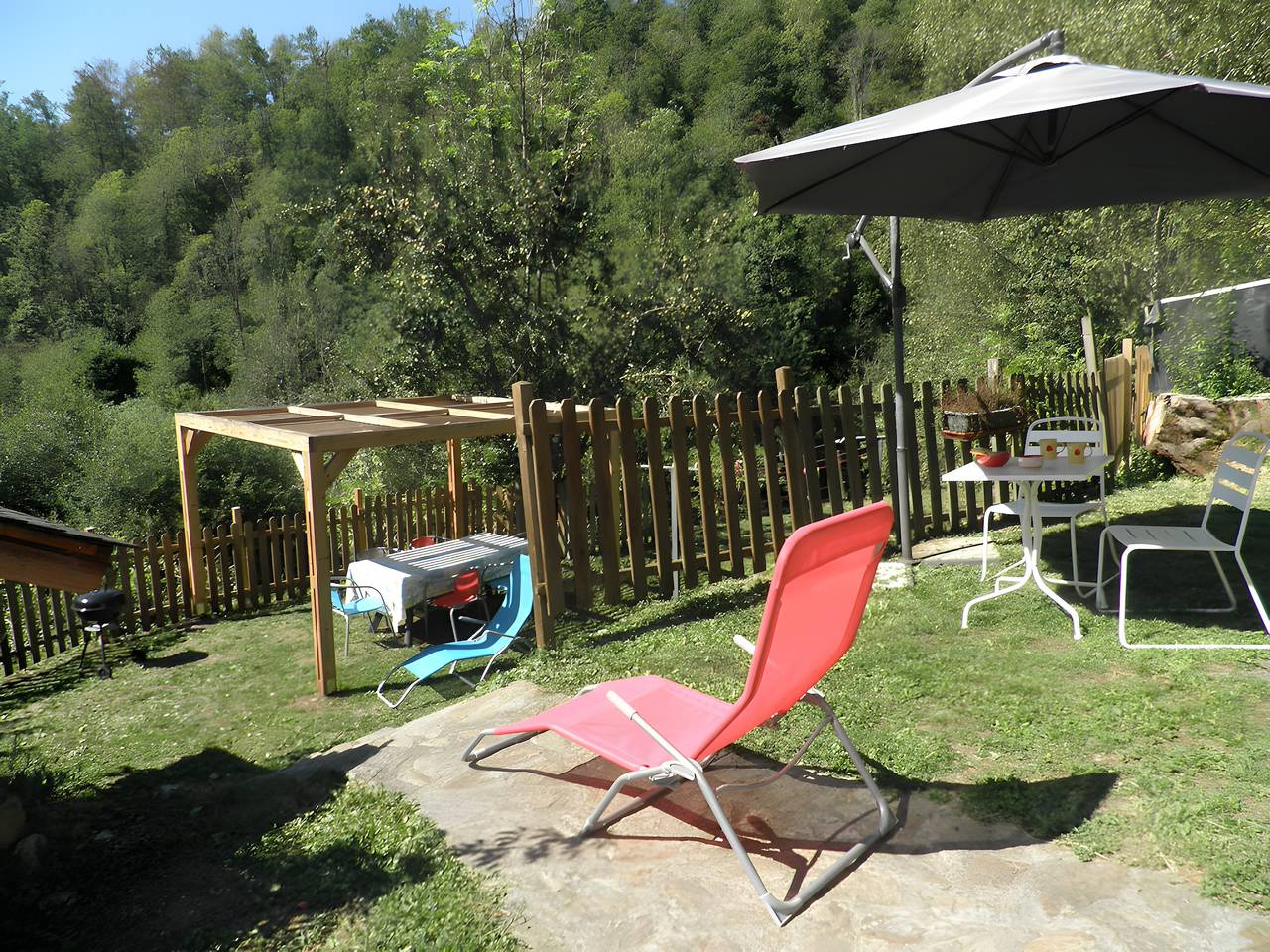Gite Andourra  3 étoiles avec clim - jardin entouré de forets ,vue montagne, calme, randos et repos in Bonac-Irazein, Parc naturel régional des Pyrénées ariégeoises