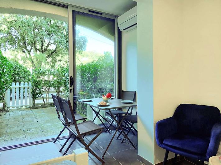 Entire studio, Garden, terrace, air conditioning, 5 minutes' walk from beaches, shops and entertainment in Saint-Mandrier-sur-Mer, Mediterranean Coast (France)
