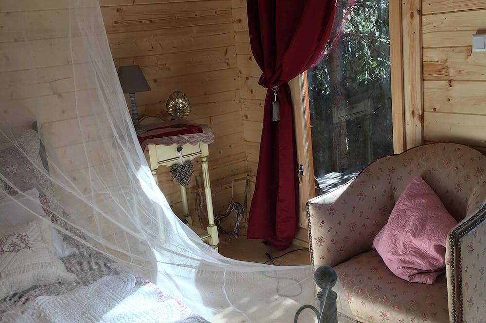 Eine romantische Hütte in einem herrlichen Garten in Barjols, Brignoles Region