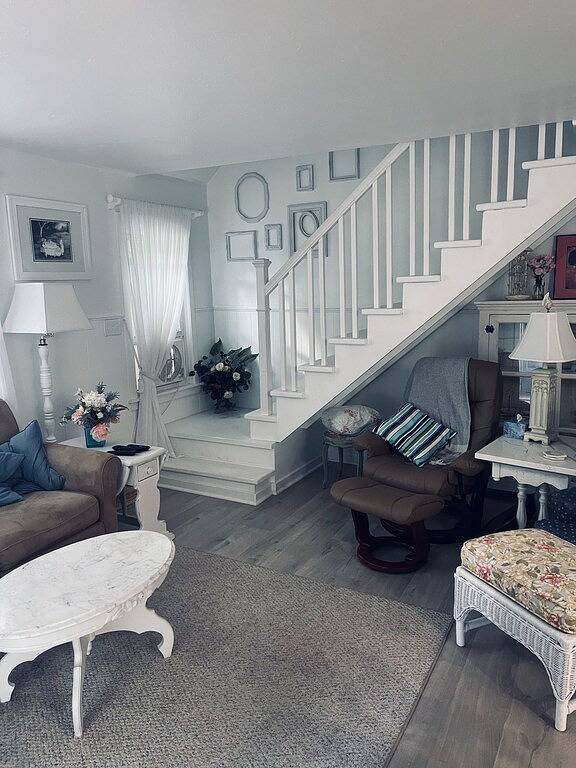 Cute 4 bed 2 bath cottage, short walk to shared road end dock. in Higgins Lake