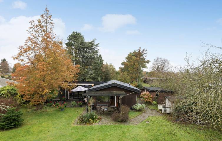 Ferieudlejning for 7 personer, med Terrasse og Have i Rødvig