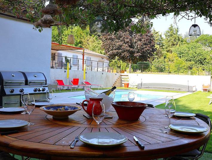Location de vacances pour 8 personnes, avec jardin ainsi que vue et piscine à Saint-Denis (Aude)