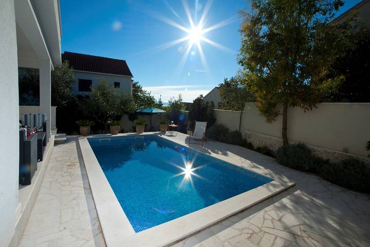 Villa pour 6 personnes, avec piscine et jardin à Okrug Gornji - 2