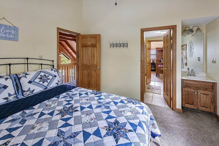 Log cabin for 20 people, with hot tub and yard in Norris Lake