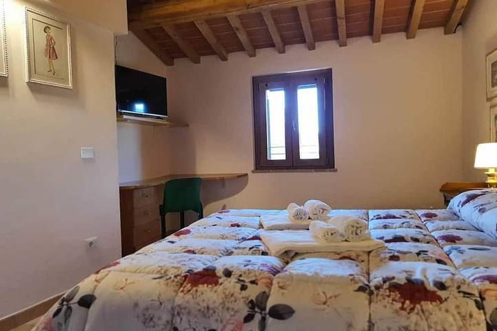 Geheel appartement, Roberta appartement 100 m van de muren in San Gimignano, Provincie Siena