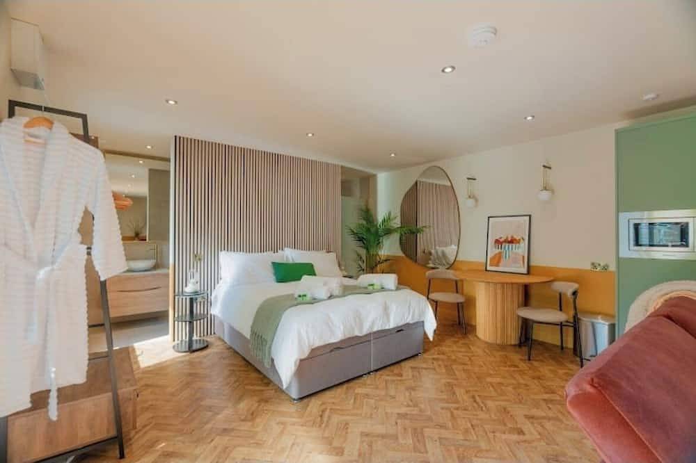 Fabulous Lodge located in a leafy suburb mins from Restaurants Cafes Pubs Shops in Heaton Mersey, Stockport