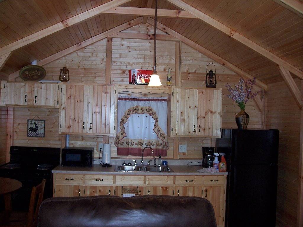 Spacious 740 sq ft Cabin w/ Deck, Fire Pit & Disc Golf — Mins from Mammoth Cave in Mammoth Cave Nationalpark