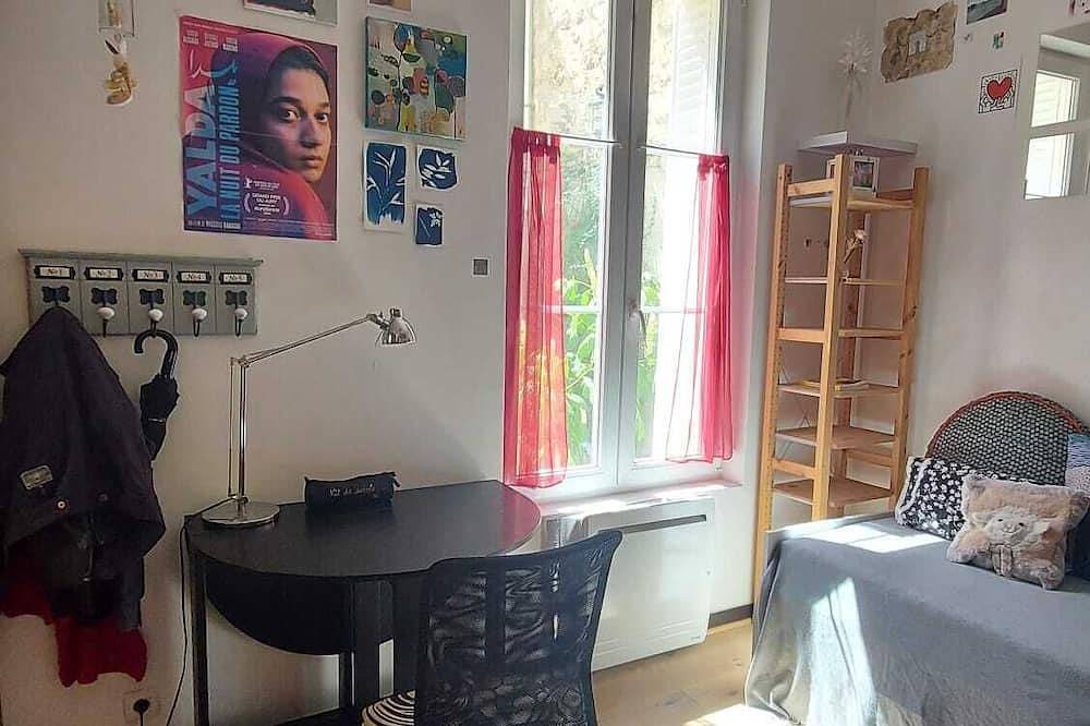 Entire apartment, Fully-equipped furnished studio - Malakoff, ideal for training/professional assignment, 3 weeks min. in Malakoff, Hauts-de-Seine