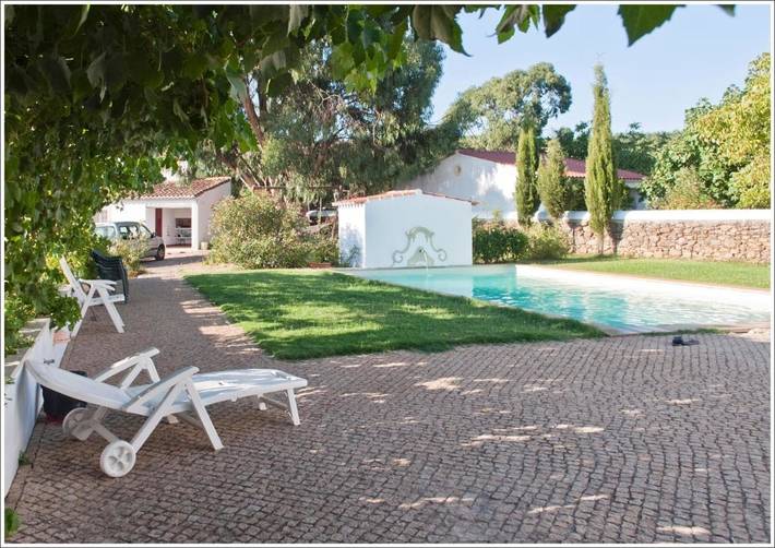 Alojamiento y desayuno para 3 personas, con piscina además de vistas y jardín - 1