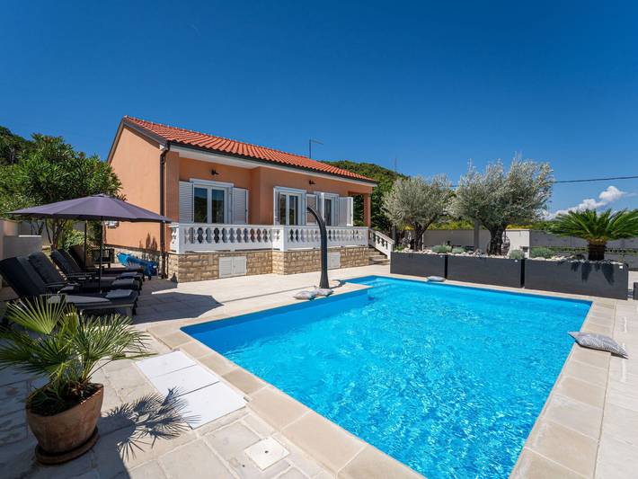Ferienhaus für 4 Personen, mit Balkon und Terrasse sowie Garten auf Rab