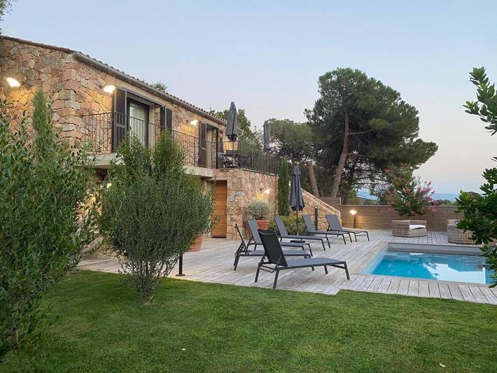 Villa für 6 Personen, mit Balkon und Terrasse sowie Garten und Pool in Afa