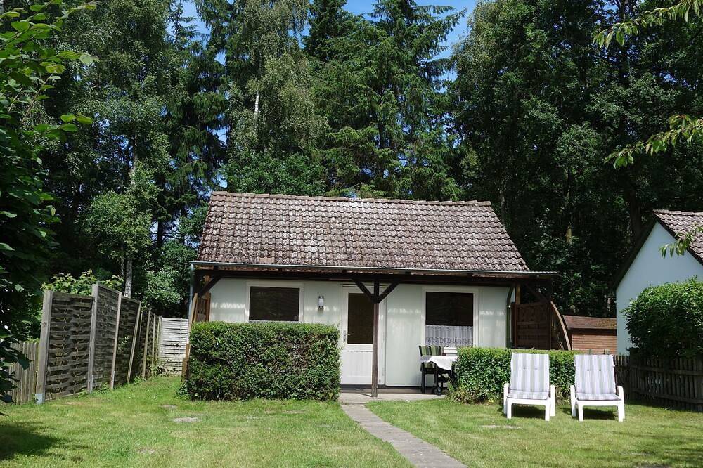 Small detached house in a quiet, sunny location near the beach. in Kieler Förde, Wisch