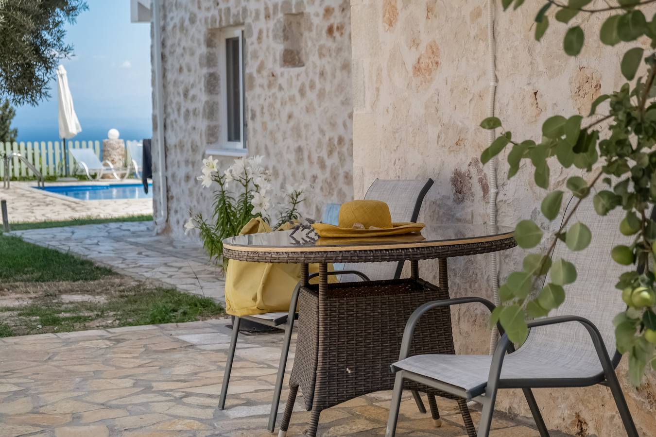 Entire studio, Gkountis Deluxe Studio Apartment with Sea View, Shared Pool & Wi-Fi in Greece