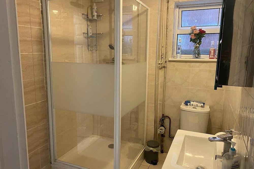 Entire apartment, 1 bed Studio - Sleeps 2 - Free Parking in Coventry, Birmingham Area