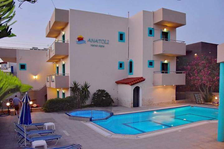 Appart’hôtel pour 4 personnes, avec vue et bassin pour enfant ainsi que piscine et jardin, adapté aux familles