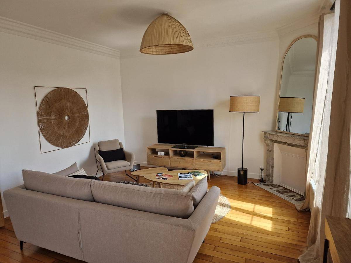Appartement entier, One-Bedroom Apartment in Enghien-les-Bains, Val-d'Oise
