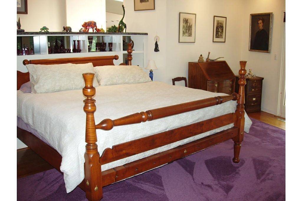 A spacious Treetops Reunion/ Retreat/Event venue! Sleeps 10-12. Seasonal Pool! in Guilford, Connecticut