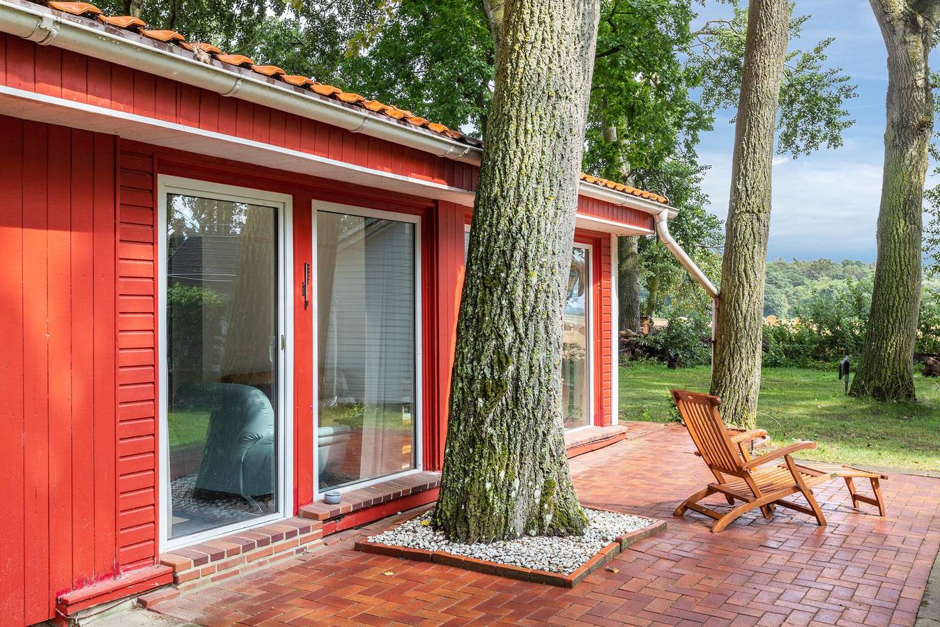 Ferienhaus 'Rotes Haus' mit privater Terrasse, Garten und Wlan in Suhrendorf, Ummanz