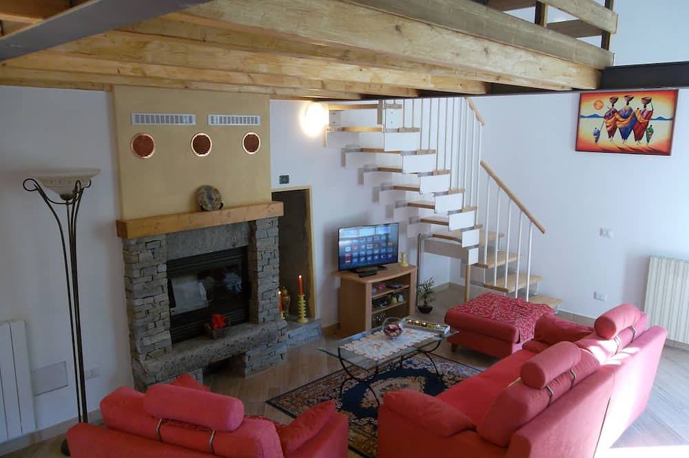 Ganze Wohnung, Fewo Luino Loft: Historisches Design, 100m zum See & Ruheoase. in Luino, Comune di Luino