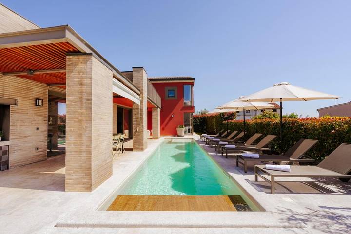 Ferienhaus für 8 Personen, mit Balkon und Whirlpool sowie Terrasse und Garten in Fazana