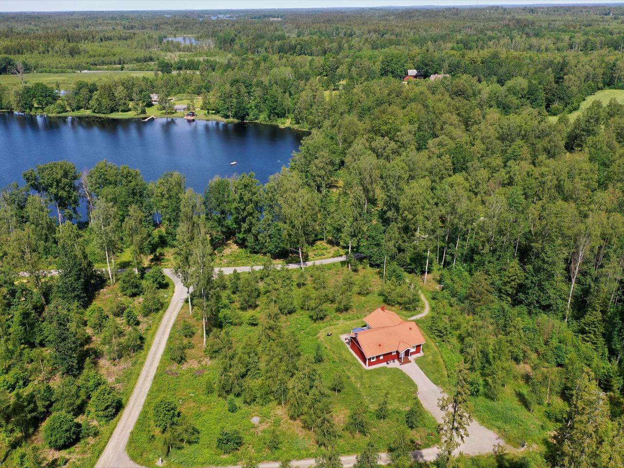 Modernes Haus mit hellem Dekor, mit Blick auf den See in Tiken, Kronoberg
