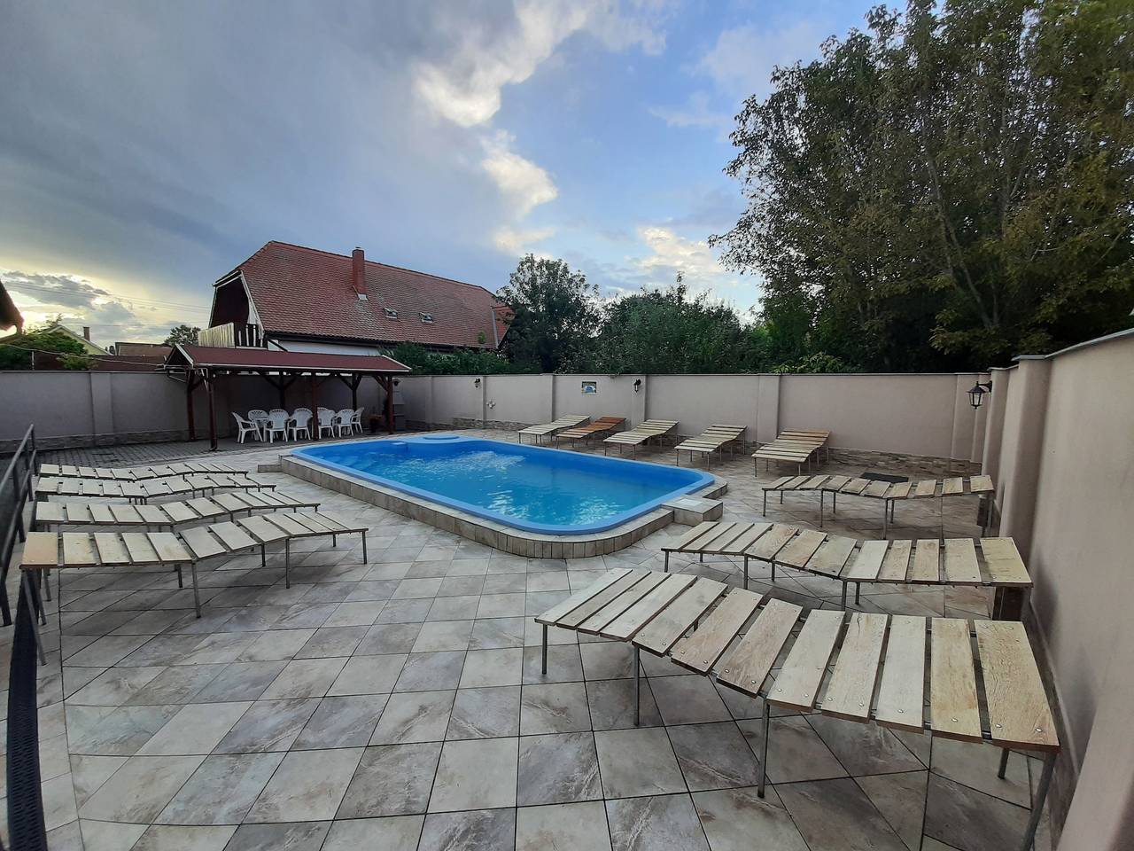 Ganze Ferienwohnung, 2 féröhelyes apartman in Balatonlelle, Plattensee Südufer