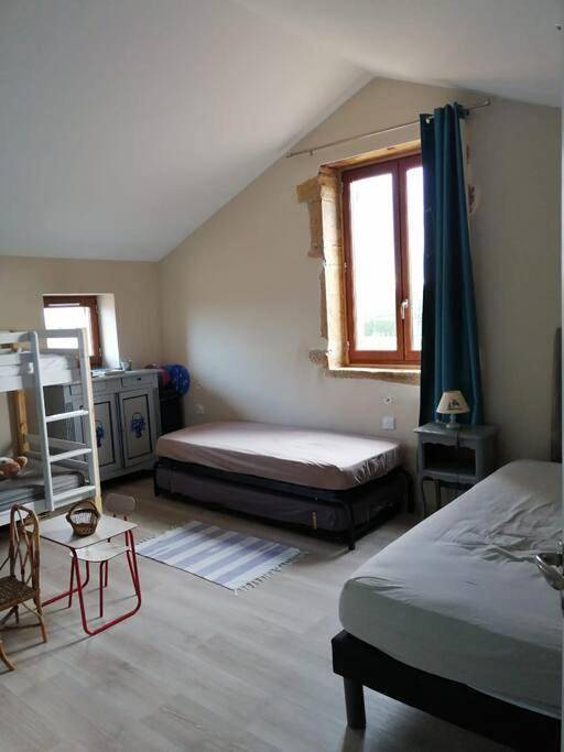 Location de vacances pour 8 personnes, avec jardin ainsi que terrasse et vue, animaux acceptés à Saint-Étienne-la-Varenne - 4