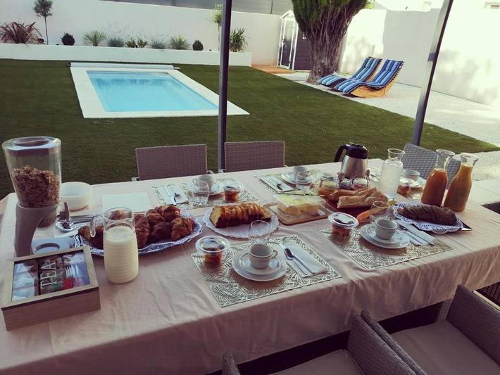 Chambre d’hôte pour 2 personnes, avec piscine et jardin ainsi que terrasse et vue à Puget-Ville