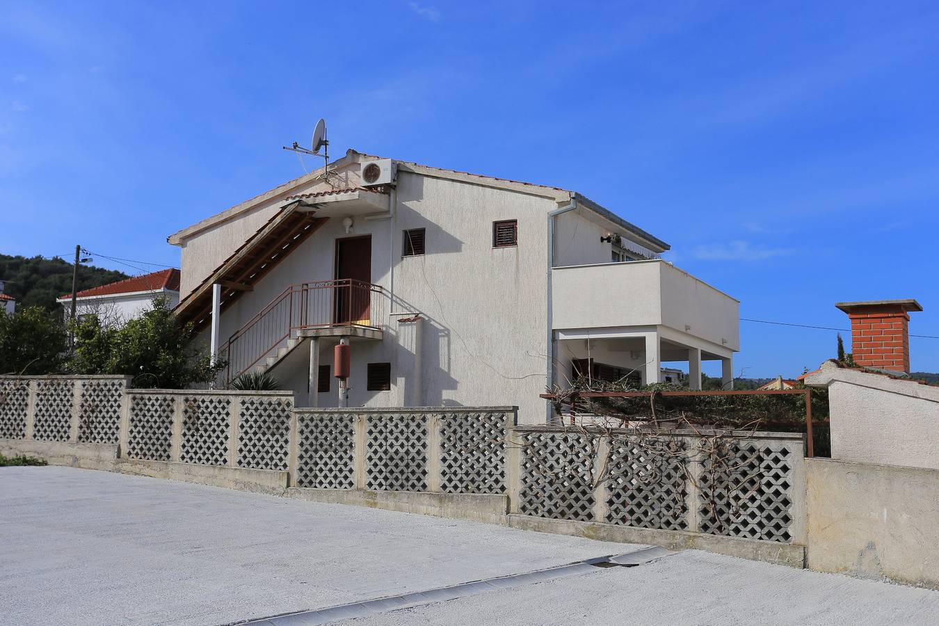Ganze Wohnung, 2-Zimmer-Ferienwohnung mit Terrasse und Meerblick Slatine, Ciovo A-16345-a in Slatine, Ciovo