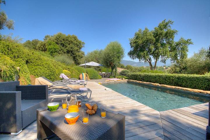 Gîte pour 8 personnes, avec Terrasse et Jardin ainsi que Piscine et Vue