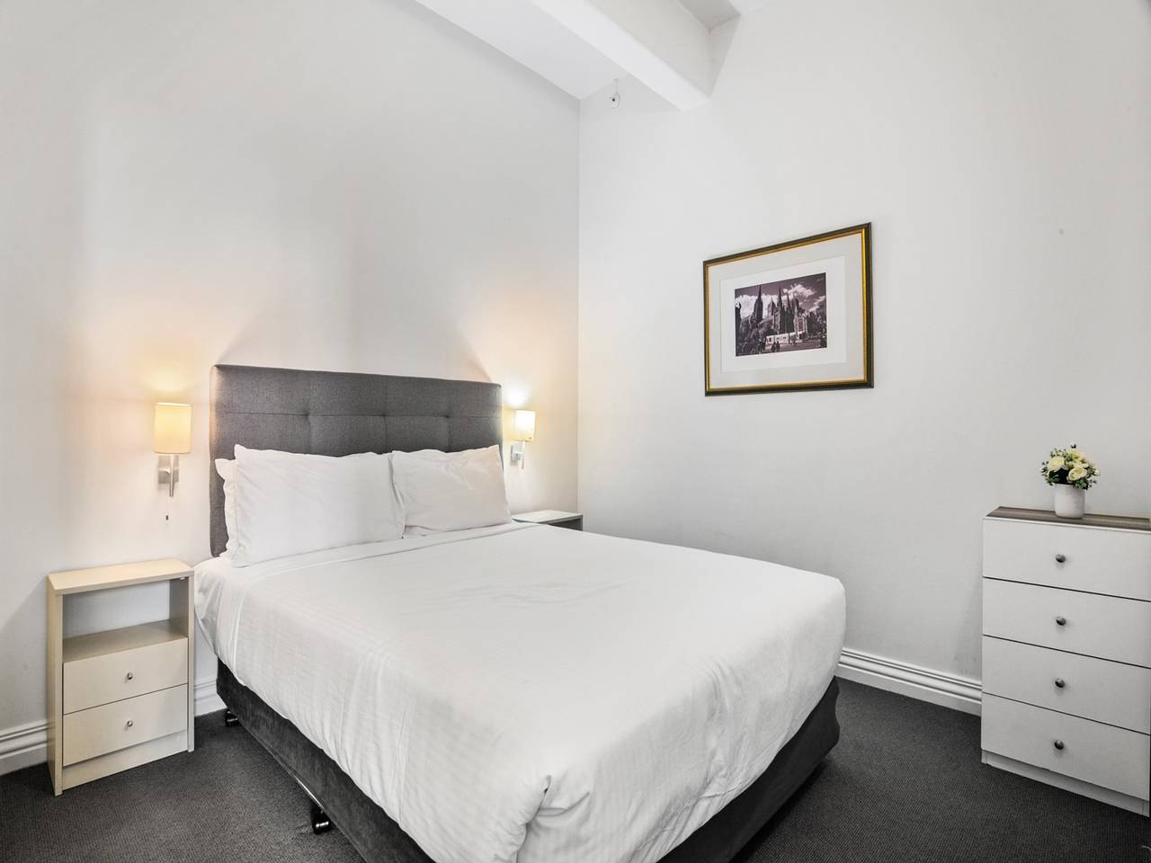 Entire apartment, Bright 1-Bed Apartment Steps from Collins Street in Melbourne, Victoria