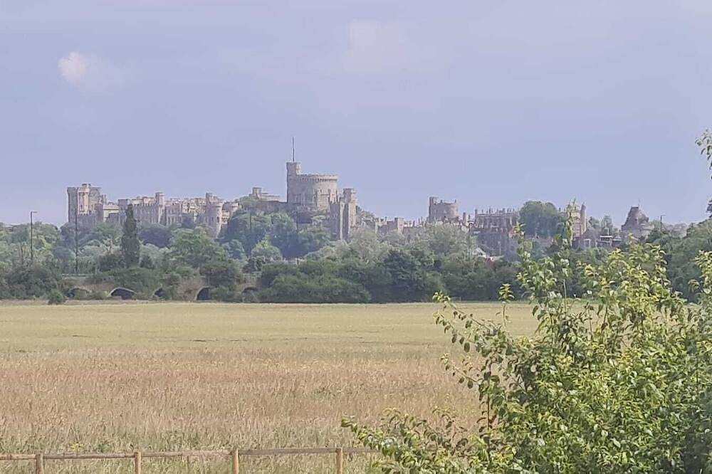 Family Home, beautiful view of Windsor Castle, 5 minute walk to shops and River in Eton, Berkshire