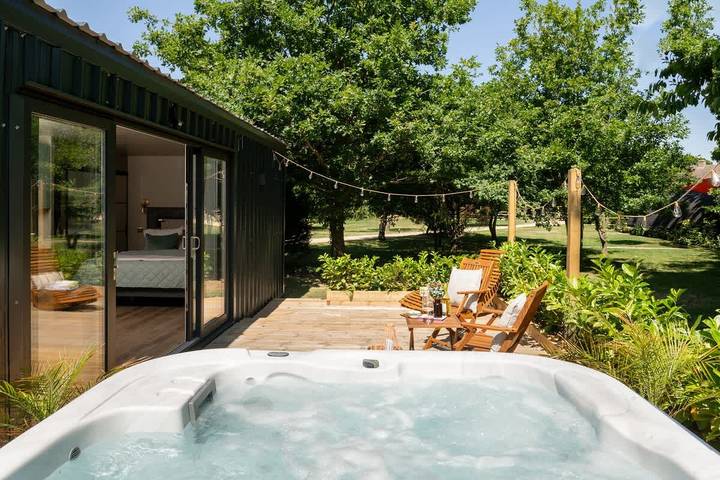 Rabbits Warren - Cotswolds Stay with Sauna and Hot Tub in Wiltshire