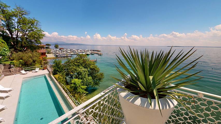 Villa Flora infinity pool private beach by Bgl in Manerba del Garda, Gardasee-Berge
