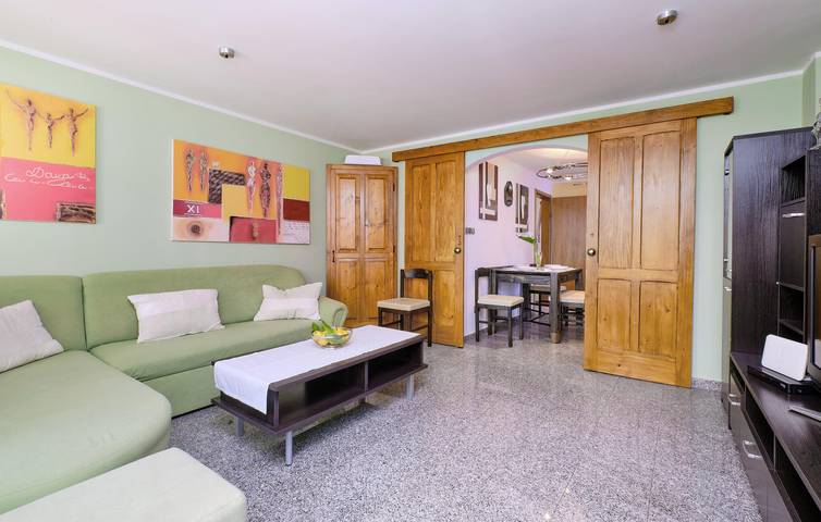 Charmante 2-Zimmer-Wohnung mit Terrasse und malerischer Aussicht, 2 km vom Strand von Valdarke entfernt in Veli Losinj, Lošinj (Kvarner Bucht)