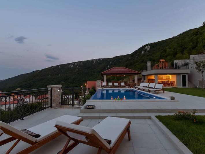 Finca für 8 Personen, mit Balkon und Terrasse sowie Garten und Sauna in Dalmatien
