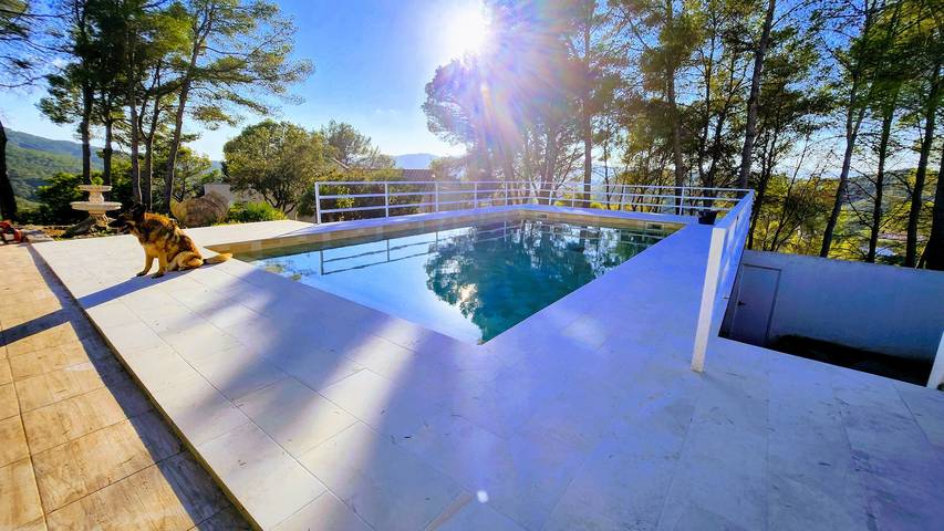 Villa 'Bohemia' avec vue sur la mer, piscine privée et Wi-Fi in Olivella, Garraf