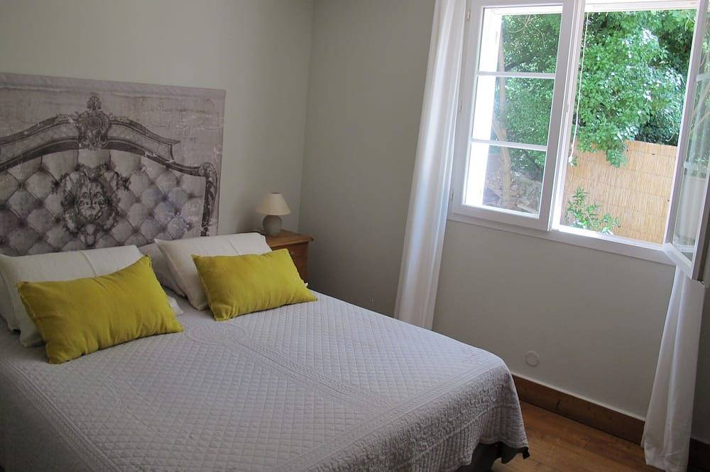 Entire apartment, Charming gîte for 5 people with private heated swimming pool in St Maximin in Saint-Maximin-la-Sainte-Baume, Brignoles region