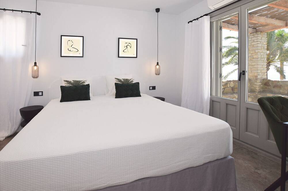 Impresionante villa renovada con vistas a la Playa de los Alemanes. 10 Pax in Playa de los Alemanes, Tarifa