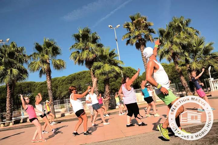 Camping pour 6 personnes, avec terrasse et piscine à Roquebrune-sur-Argens - 3